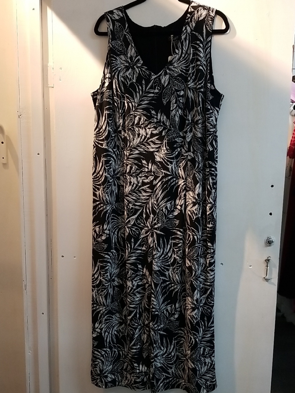 Black & White Leaf-Print Sleeveless Maxi Dress